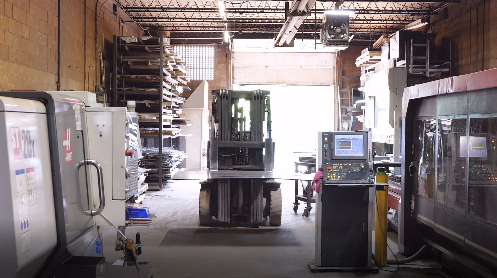 Sheet laser machine loading with forklift